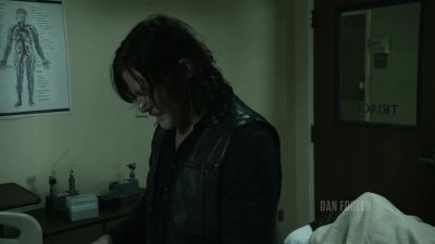 I'm gonna give her blood. - The Walking Dead