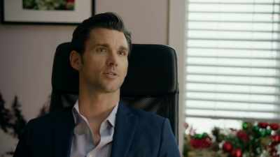 I'm gonna give her clues - Random Acts of Christmas