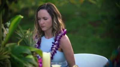I'm gonna go back to the room
to lie down for a bit. - Romance in Hawaii