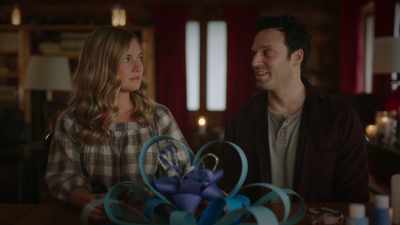 I'm gonna go up - Unwrapping Christmas: Olivia's Reunion