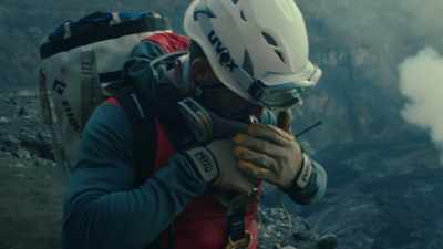 -I'm gonna head back up, over.
-Sure, I'll come back. - One Strange Rock