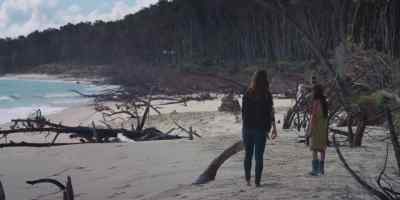 I'm gonna look at your eye. Just stand still. - Tidelands