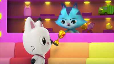 -I'm gonna pick that trophy.
-Here you go. - Gabby's Dollhouse