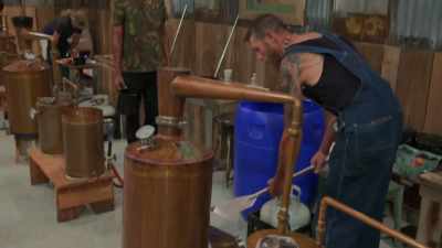 I'm gonna put the paddle
out like that right there, - Moonshiners: Master Distiller