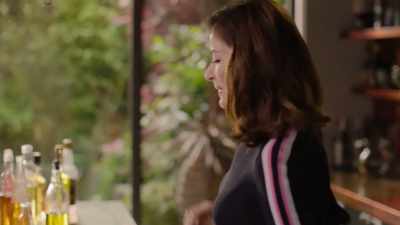 I'm gonna sprinkle some
salt over the shallots. - Nigella: At My Table