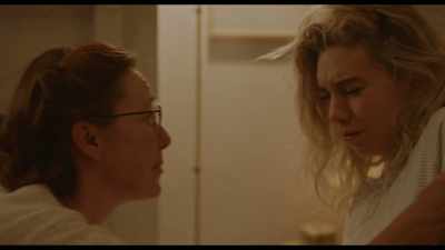 -I'm gonna stay with you.
-Another one's coming. - Pieces of a Woman
