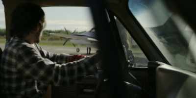 - I'm Hayley.
- Ignore him. Get in. - SkyMed