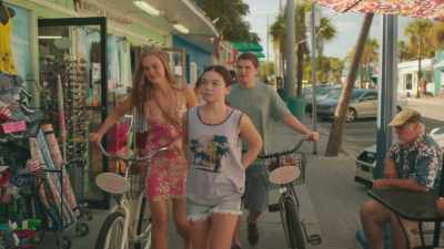 - I'm hungry.
- Do you want something? - The Girl from Plainville