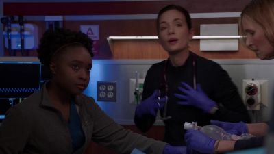 I'm in. Bag her. - Chicago Med