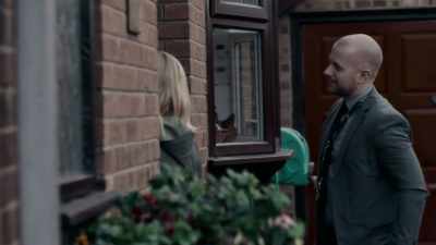 I'm Julie Connor, do you remember
speaking to me on the phone? Yeah. - The Detectives: Fighting Organised Crime