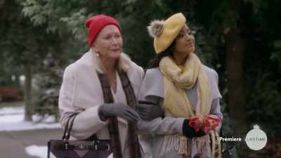 I'm Kelly, it is so nice to- - Christmas Lost and Found