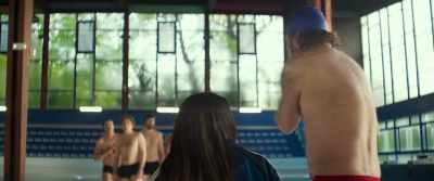 - I'm lending a hand.
- Scratch your ass with it. In line! - Sink or Swim