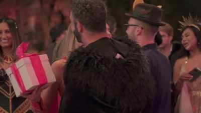 -I'm like, "Who is this?"
-[laughing] - Buying Beverly Hills