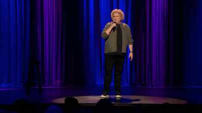 I'm looking around,
there's, like, 50 tea light candles, - Fortune Feimster: Good Fortune