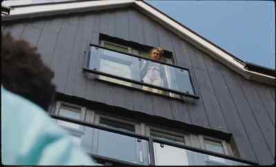 - I'm looking at her.
- Moon! Get inside. - Bird