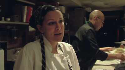 I'm Nikki King Bennett,
and I'm the executive chef here. - Bad Vegan: Fame. Fraud. Fugitives.