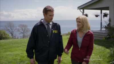 I'm not a suspect, am I, - Site Unseen: An Emma Fielding Mystery