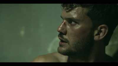 - I'm not alone in here. - Treadstone