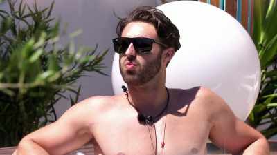 I'm not gonna sit around
and just let you try - Love Island