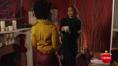 -I'm not just a pretty face.
-[laughs] - Christmas Unwrapped