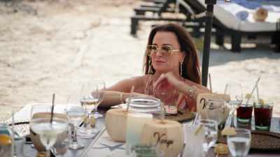I'm not posing
in a bathing suit. - The Real Housewives Ultimate Girls Trip