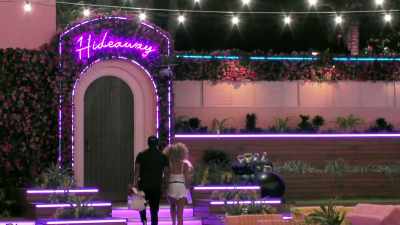>> I'M NOT SAYING MUCH. - Love Island
