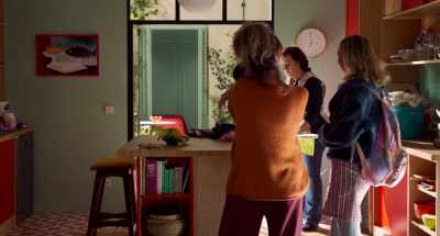 - I'm off, see you tonight.
- See you later, Deborah. - Parallel Mothers