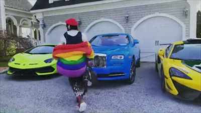 I'm on house arrest.
Come on, let's go. - Supervillain: The Making of Tekashi 6ix9ine