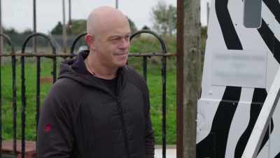 I'm privileged
to be able to... to own one. - Britain's Tiger Kings - On the Trail with Ross Kemp