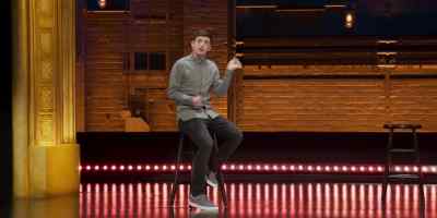 I'm sitting on this brown couch
in this doctor's office, - Alex Edelman: Just for Us