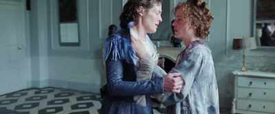 -I'm sorry.
-Fini, come! - Corsage
