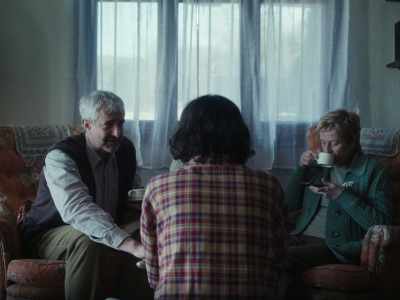 - I'm sorry I can't pay you more.
- Don't worry about that. - Un amor