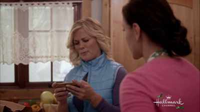 I'm sorry, I didn't wanna
touch anything - Christmas at Holly Lodge
