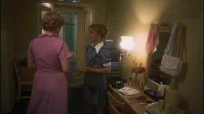I'm sorry, it's a terrible mess in here.
Let's go in the kitchen. - Alice Doesn't Live Here Anymore