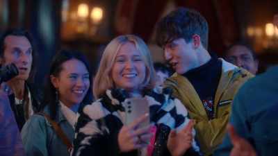 - I'm sorry...
- What's your name? - Geek Girl