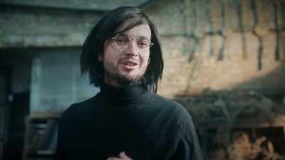 I'm Steve. I just started
a computer company, actually. - Find Me in Paris