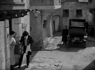 I'm taking the young lady's
things upstairs. - The Cat and the Fiddle
