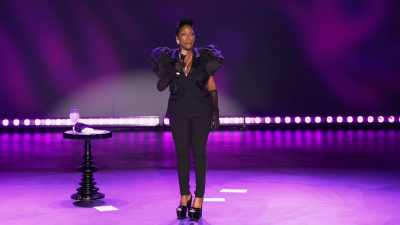 I'm talking about tight. When that bitch
start walking, everything stops. - Sommore: Queen Chandelier