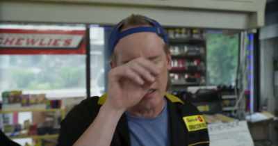 - I'm trying to breathe.
- You're really sweating, Randal. - Clerks III