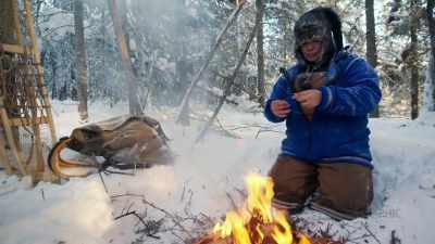 I'm trying to make a loop with
this wire that I'll be able to - Life Below Zero: First Alaskans
