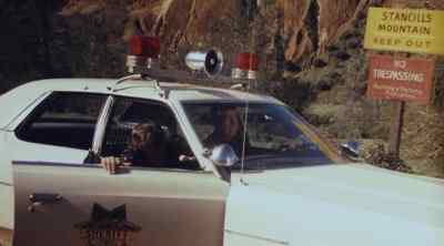 - I'm turnin' here. - The Klansman