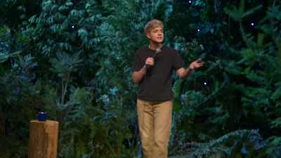 I'm walking to the bar
and she's still kinda casting glances - Mae Martin: SAP