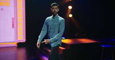 I'm walking up to the doorstep, - Hasan Minhaj: Homecoming King