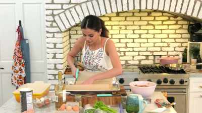 - I'm with you, so if you wet your hand - Selena + Chef
