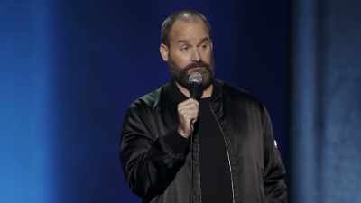 Îmi place încălţămintea.
Nu vreau să văd birourile." - Tom Segura: Disgraceful