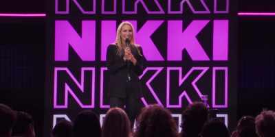 [imitates again]
[Nikki and crowd laugh] - Nikki Glaser: Bangin'