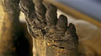 In 1925, Carter opened Tut's
sarcophagus for the very first time. - Tutankhamun: Secrets of the Tomb