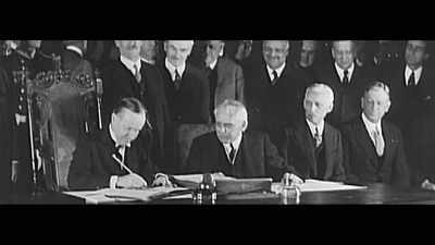 ‐ In 1925, the
Airmail Act comes out - The Titans That Built America