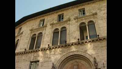 In 2005, the Italian authorities
issued an extradition request - Ross Kemp: Mafia and Britain
