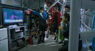 In addition, a police sergeant - Knuckle Girl